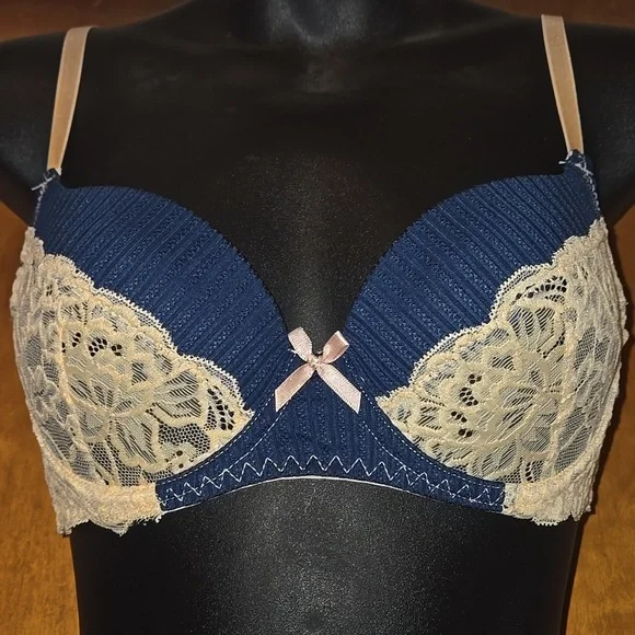 Elegant Cream and Blue Lace Lingerie Set - Picture 3 of 7